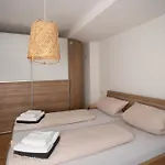 Lo Apartment *